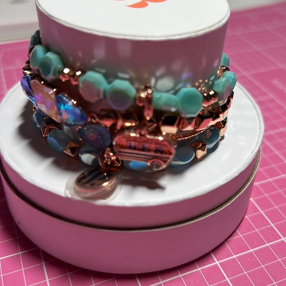 Bomb party summer stacks 2023 Glamping Queen